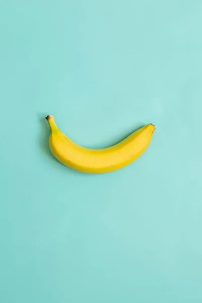 Banana Solteira Azul Ciano Fundo Verde Espaço Para Sms Conceito — Fotografia de Stock