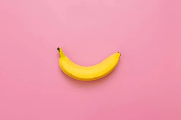 Uma Banana Solteira Fundo Rosa Espaço Para Sms Conceito Minimalista — Fotografia de Stock