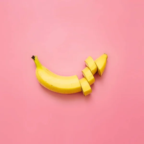 Banana Redução Partes Dados Arranjados Fundo Quadrado Rosa Pastel Espaço — Fotografia de Stock