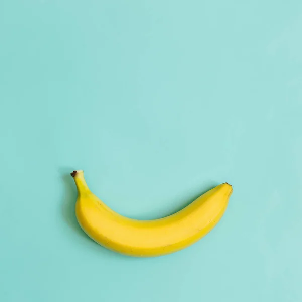 Une Seule Banane Sur Fond Bleu Cyan Vert Place Pour — Photo