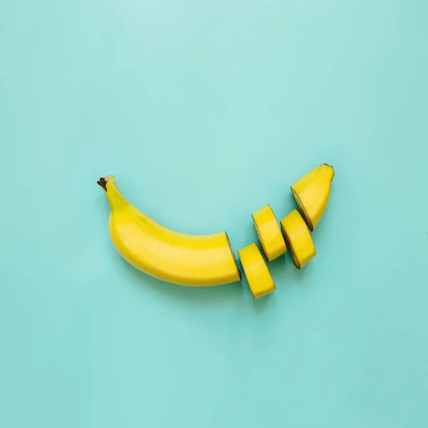 바나나 슬라이스 청록색 파란색 바탕에 오지를 텍스트를 공간입니다 — 스톡 사진