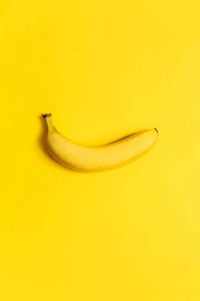 Une Seule Banane Sur Fond Jaune Vif Place Pour Texte — Photo