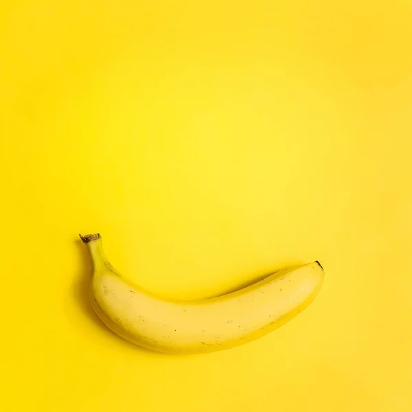 Banana Única Fundo Amarelo Vibrante Espaço Para Sms Conceito Minimalista — Fotografia de Stock