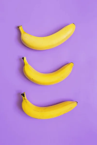 Bananes Sur Fond Violet Néon Composition Verticale Concept Minimaliste — Photo
