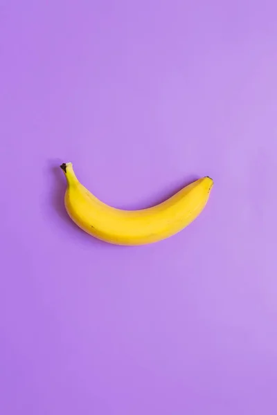 Banana Única Onpurple Neon Violeta Fundo Vertical Espaço Para Sms — Fotografia de Stock