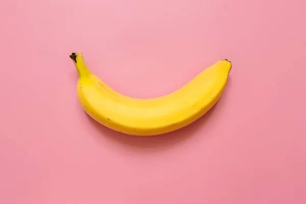 Une Seule Banane Sur Fond Rose Place Pour Texte Concept — Photo