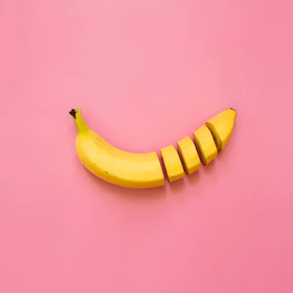 Banana Redução Partes Dados Arranjados Fundo Quadrado Rosa Pastel Espaço — Fotografia de Stock