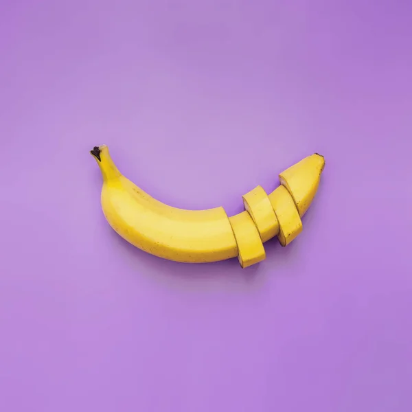 Banana Redução Partes Dados Arranjados Fundo Quadrado Violeta Néon Espaço — Fotografia de Stock
