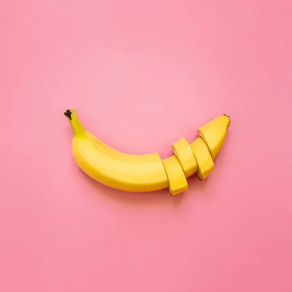 Κόψτε Την Μπανάνα Φέτες Ζάρια Τοποθετημένα Παστέλ Ροζ Τετράγωνο Φόντο — Φωτογραφία Αρχείου