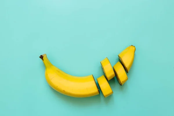 Cortar Banana Fatias Dados Dispostos Verde Ciano Azul Fundo Ultramarino — Fotografia de Stock