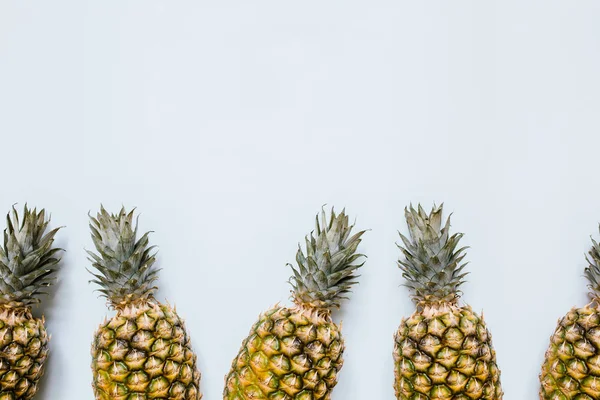 Het Grenskader Van Rijpe Ananas Witte Achtergrond Geïsoleerd Lege Ruimte — Stockfoto