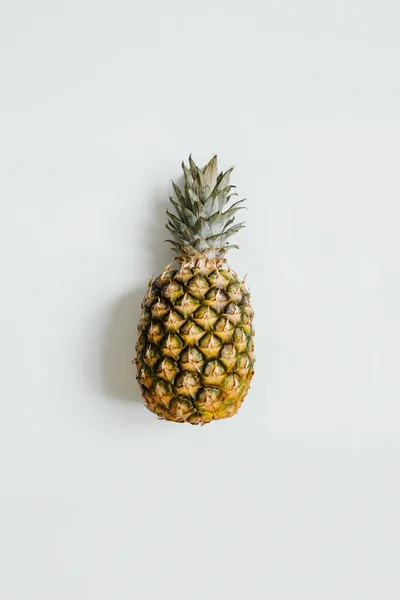 Reife Ananas Auf Weißem Hintergrund Isoliert Minimalistischer Stil Trendiges Tropisches — Stockfoto