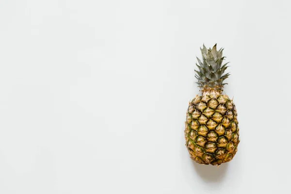 Piña Madura Sobre Fondo Blanco Aislado Estilo Minimalista Concepto Tropical — Foto de Stock