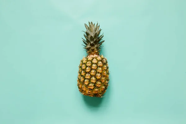 Piña Madura Sobre Fondo Turquesa Aislada Estilo Minimalista Concepto Tropical — Foto de Stock