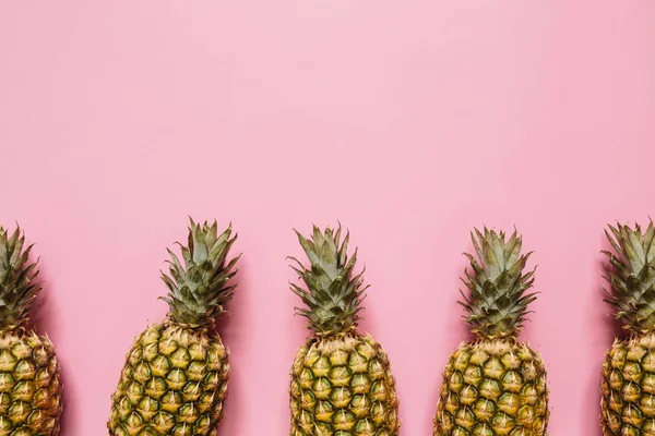 Olgun ananas izole pastel pembe arka plan karede kenarlık. Minimalist tarzı moda tropikal kavramı. Metin, kopyalama, yazı için boş alan.