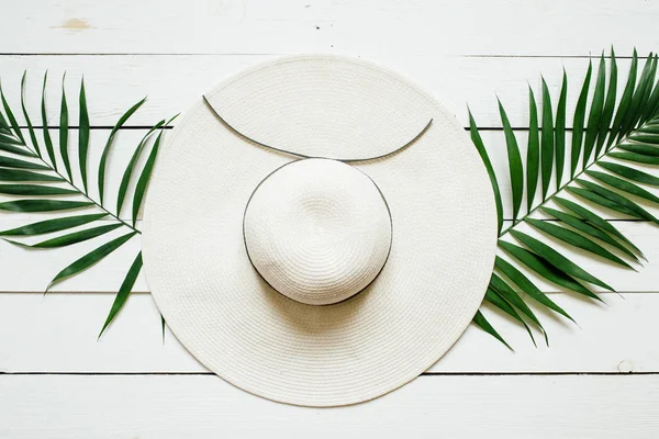 Beyaz hasır şapka, yeşil plam ahşap baclground bırakır. Yaz tatil tatil kavramı. Poster afiş, kartpostal şablonu.