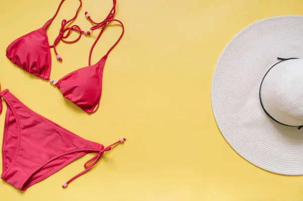 Aquamarine Bikini Swimsuit Straw Hat Arranged Light Pink Background Minimalist — Stock Photo, Image