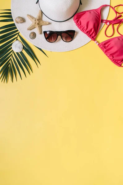 Beach Apparel Tropical Leaves Arranged Yellow Background Summer Holidays Minimalist — Stock Photo, Image