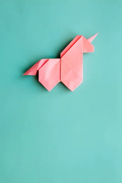 Ručně Vyráběné Růžové Módní Geometrický Polygonální Papíru Origami Jednorožce Modrém — Stock fotografie