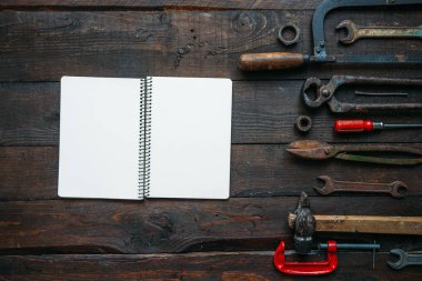 Vintage araçları üzerinde koyu kahverengi ahşap arka plan ayarlayın. Babalar günü kavramı kopya, metin, yazı için boş alan ile. Tatil kartpostal, poster, afiş şablon.