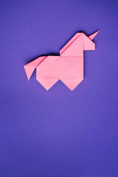 Unicornio Origami Geométrico Moda Rosa Hecho Mano Sobre Fondo Ultravioleta —  Fotos de Stock