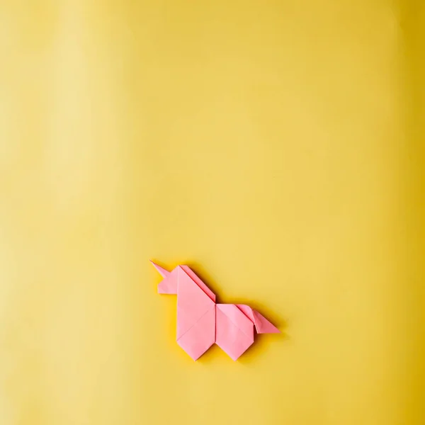 Ručně Vyráběné Růžové Módní Geometrický Polygonální Papíru Origami Jednorožce Modrém — Stock fotografie
