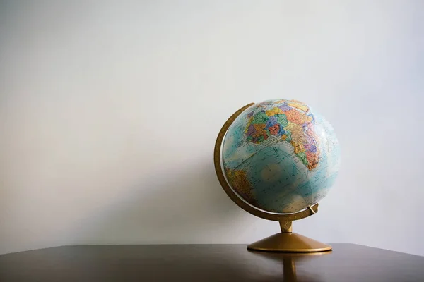 Globus Modell Auf Dunklem Holztisch Weiße Wand Leeren Raum Hintergrund — Stockfoto