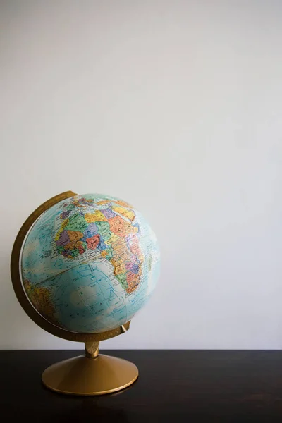 Globus Modell Auf Dunklem Holztisch Weiße Wand Leeren Raum Hintergrund — Stockfoto