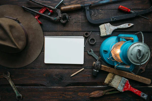 Set Herramientas Vintage Sombrero Lámpara Gas Sobre Fondo Madera Marrón — Foto de Stock