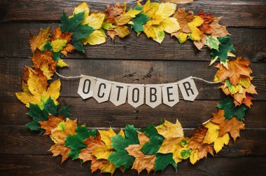 Kağıda yazı Ekim çelenk, koyu kahverengi rustik ahır ahşap arka plan karton Eko garland, sonbahar yaprakları.