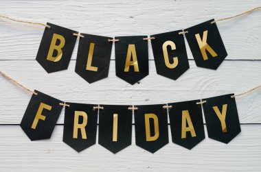 Siyah Cuma Kağıt afiş garland beyaz barn ahşap plakalar arka plan üzerinde asılı yazı. Güzel tatil el ilanı.