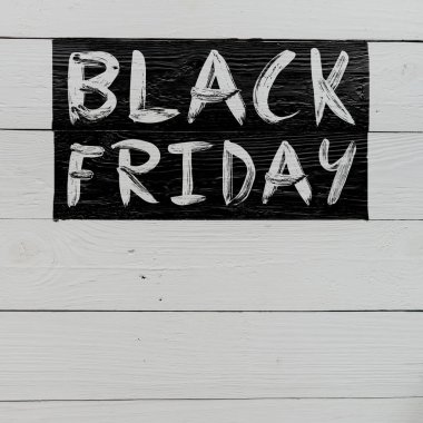 Siyah Cuma fırça ahşap plakalar beyaz boyalı rustik ahır yazı ver. Satış banner şablon. Kopyalama, metin, yazı için alan.