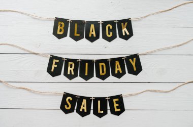 Siyah Cuma satış Kağıt afiş garland beyaz barn ahşap plakalar arka plan üzerinde asılı yazı. Güzel tatil el ilanı.