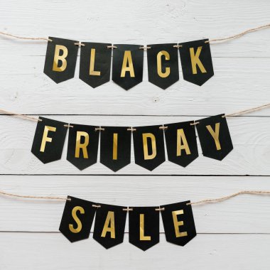 Siyah Cuma satış Kağıt afiş garland beyaz barn ahşap plakalar arka plan üzerinde asılı yazı. Güzel tatil el ilanı.