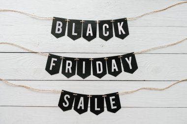 Siyah Cuma satış Kağıt afiş garland beyaz barn ahşap plakalar arka plan üzerinde asılı yazı. Güzel tatil el ilanı.