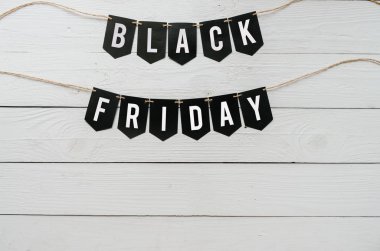 Siyah Cuma Kağıt afiş garland beyaz barn ahşap plakalar arka plan üzerinde asılı yazı. Güzel tatil flyer şablonu. Metin, kopyalama için boş yer.