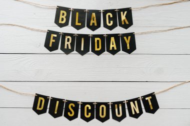 Beyaz barn ahşap plakalar arka plan üzerinde asılı harflerle siyah Cuma indirim Kağıt afiş garland. Güzel tatil kartpostal şablonu. Metin için boş yer.