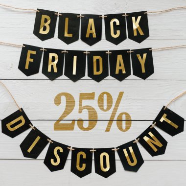 Cuma yirmi beş yüzde indirim Kağıt afiş garland beyaz barn tahtaya asılı yazı plakalar arka plan siyah. Kare tatil lüks el ilanı.