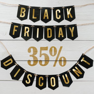 Cuma yüzde otuz beş indirim Kağıt afiş garland beyaz barn tahtaya asılı yazı plakalar arka plan siyah. Kare tatil lüks el ilanı.