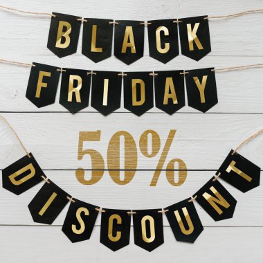 Beyaz barn tahtaya asılı harflerle siyah Cuma elli yüzde indirim Kağıt afiş garland arka plan plakalar. Kare tatil lüks el ilanı.