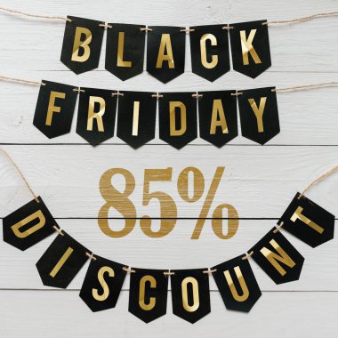 Cuma yüzde seksen beş indirim Kağıt afiş garland beyaz barn tahtaya asılı yazı plakalar arka plan siyah. Kare tatil lüks el ilanı.