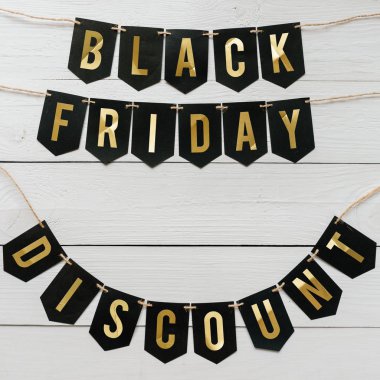 Beyaz barn ahşap plakalar arka plan üzerinde asılı harflerle siyah Cuma indirim Kağıt afiş garland. Güzel tatil kartpostal şablonu. Metin için boş yer.