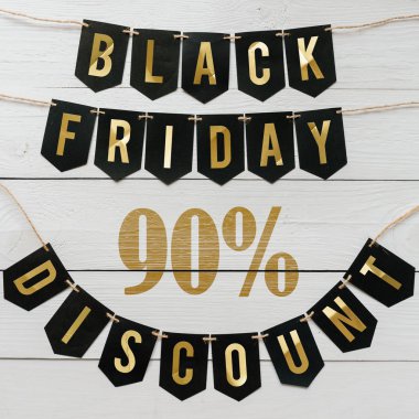 Beyaz barn tahtaya asılı harflerle siyah Cuma doksan yüzde indirim Kağıt afiş garland arka plan plakalar. Kare tatil lüks el ilanı.