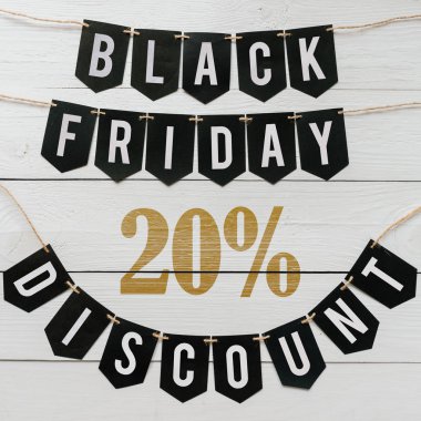 Beyaz barn tahtaya asılı harflerle siyah Cuma yirmi yüzde indirim Kağıt afiş garland arka plan plakalar. Lüks Tatil el ilanı.