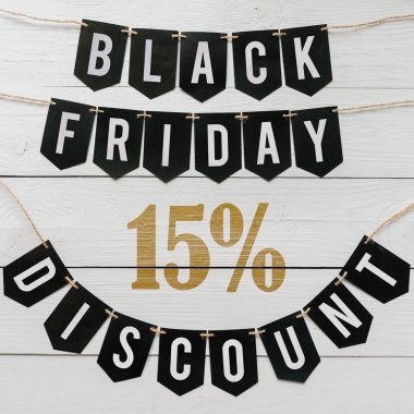 Beyaz barn tahtaya asılı harflerle siyah Cuma on beş yüzde indirim Kağıt afiş garland arka plan plakalar. Lüks Tatil el ilanı.