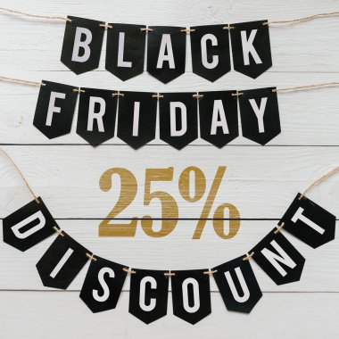 Cuma yirmi beş yüzde indirim Kağıt afiş garland beyaz barn tahtaya asılı yazı plakalar arka plan siyah. Kare tatil lüks el ilanı.