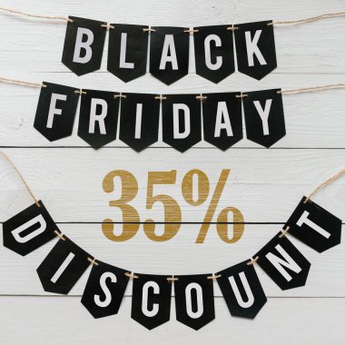 Cuma yüzde otuz beş indirim Kağıt afiş garland beyaz barn tahtaya asılı yazı plakalar arka plan siyah. Kare tatil lüks el ilanı.