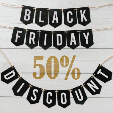 Beyaz barn tahtaya asılı harflerle siyah Cuma elli yüzde indirim Kağıt afiş garland arka plan plakalar. Kare tatil lüks el ilanı.