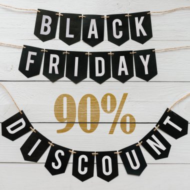 Beyaz barn tahtaya asılı harflerle siyah Cuma doksan yüzde indirim Kağıt afiş garland arka plan plakalar. Kare tatil lüks el ilanı.