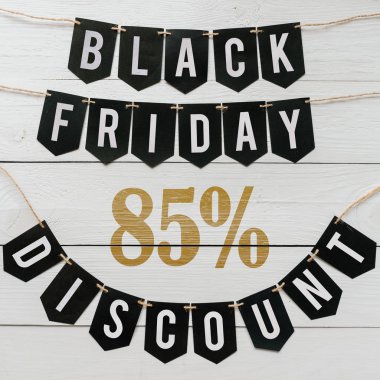 Cuma yüzde seksen beş indirim Kağıt afiş garland beyaz barn tahtaya asılı yazı plakalar arka plan siyah. Kare tatil lüks el ilanı.